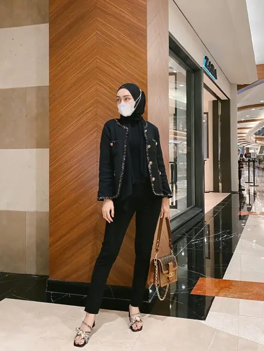 Perpaduan semua warna hitam dari inner, celana hingga outer juga membuat penampilanmu semakin cantik. Warna netral seperti hitam memang tak pernah salah. [instagram/melodyprima]