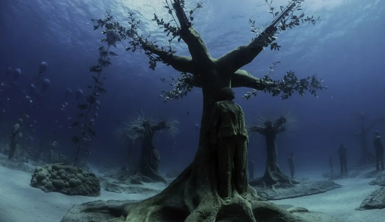 Pemandangan taman patung bawah laut MUSAM di Ayia Napa, Siprus, 18 September 2021. MUSAM terletak di atas pasir sepanjang lebih dari 167 meter (550 kaki) pada kedalaman hingga 10 meter (33 kaki) di lepas pantai Siprus. (EMILY IRVING-SWIFT/AFP)