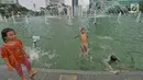 Seorang anak melompat ke kolam di Bundaran HI, Jakarta, Senin (17/6/2019). Meski ada larangan berenang, sejumlah anak tetap nekat menyebur ke kolam Bundaran HI. (Liputan6.com/Herman Zakharia)