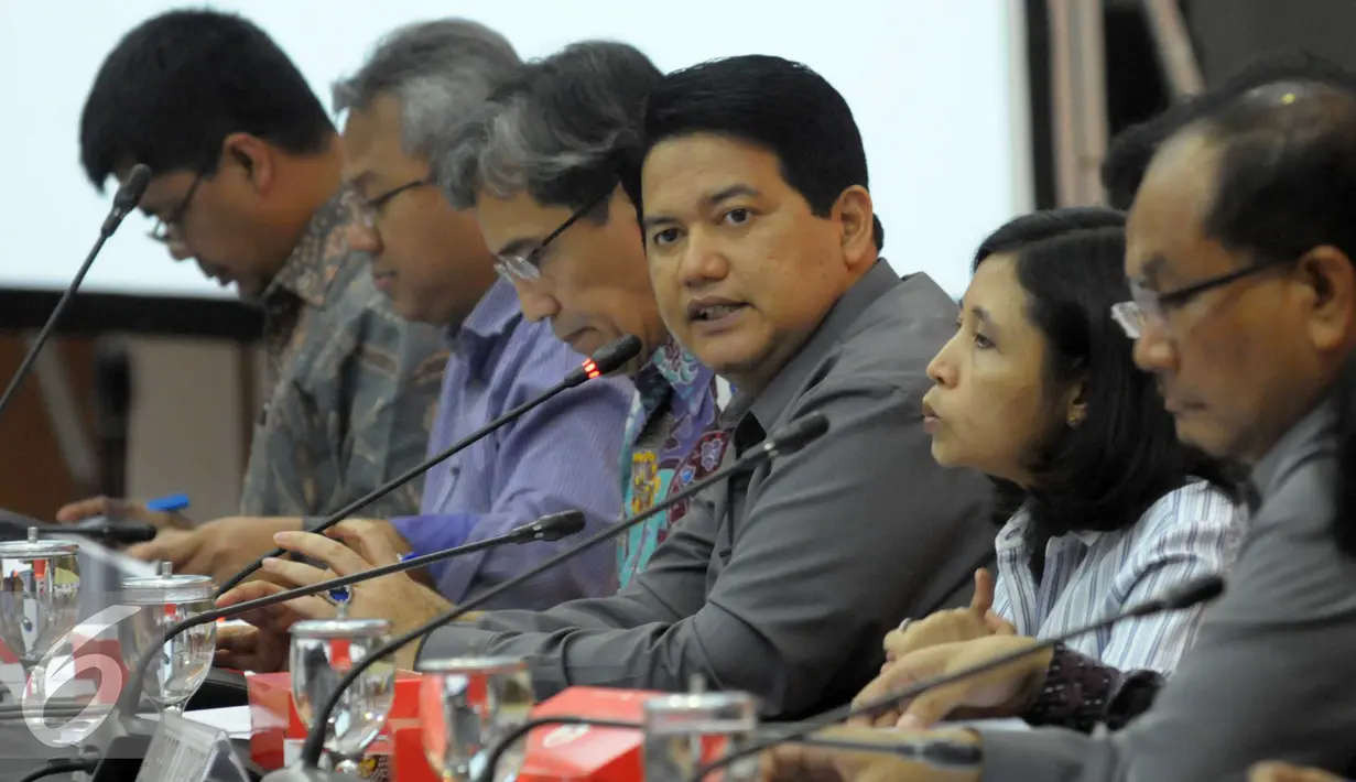 Ketua KPU Husni Kamil Manik memimpin uji publik rancangan peraturan KPU tentang Pilkada 2017 di KPU, Jakarta, Senin (18/4). Uji publik dalam rangka penyempurnaan perubahan peraturan KPU terkait tahapan pemilihan. (Liputan6.com/Helmi Afandi)