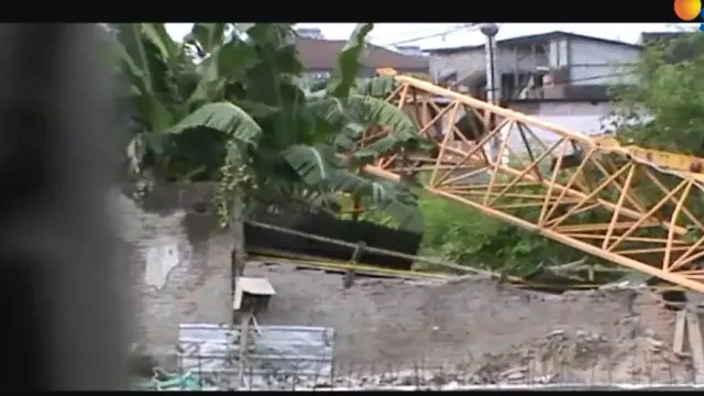 Crane Hotel Berbintang Jatuh Timpa Rumah Warga di Solo