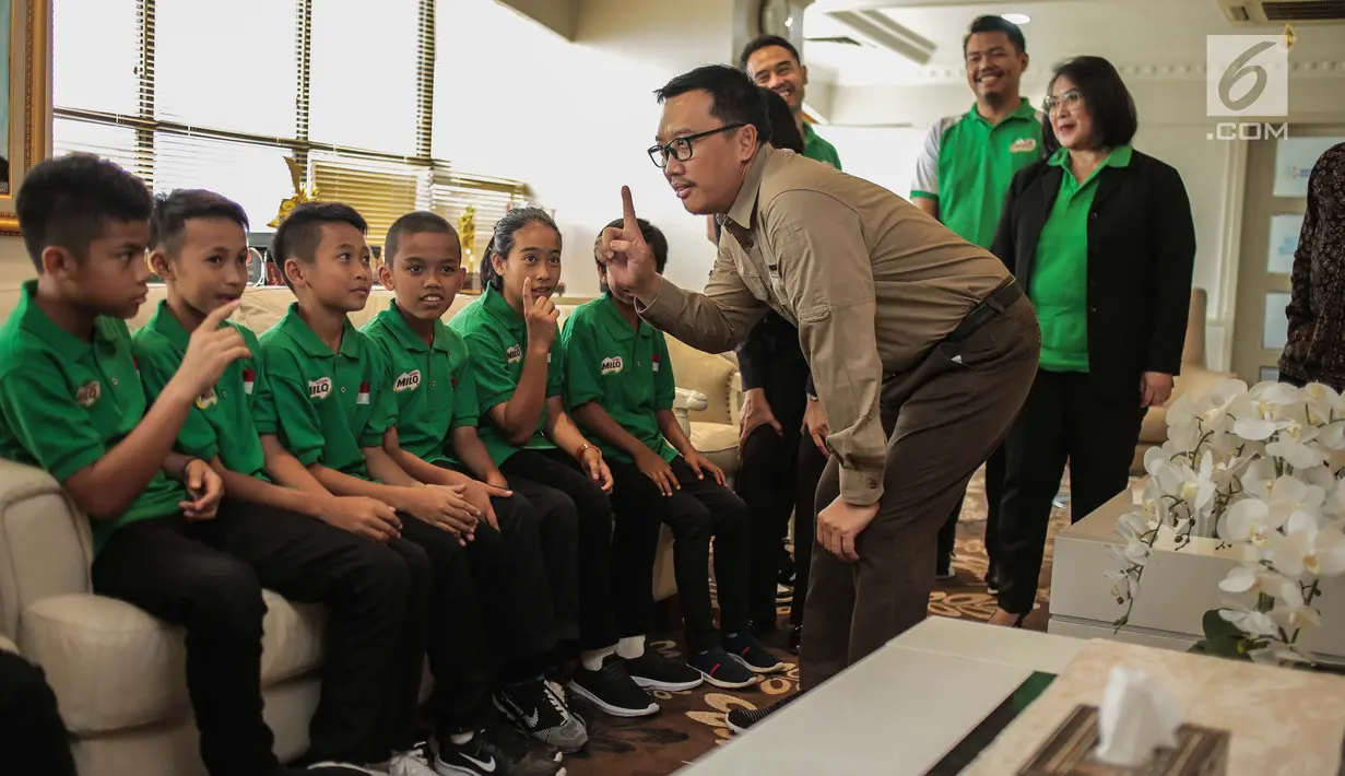 Menpora Imam Nahrawi berbincang dengan delapan pemain terbaik MILO Football Championship 2019 di Gedung Kemenpora, Jumat (26/7/2019). Mereka nantinya akan mendapatkan pelatihan dasar sepak bola, termasuk teknik ‘'iki-Taka' yang merupakan gaya bermain khas FC Barcelona. (Liputan6.com/Faizal Fanani)