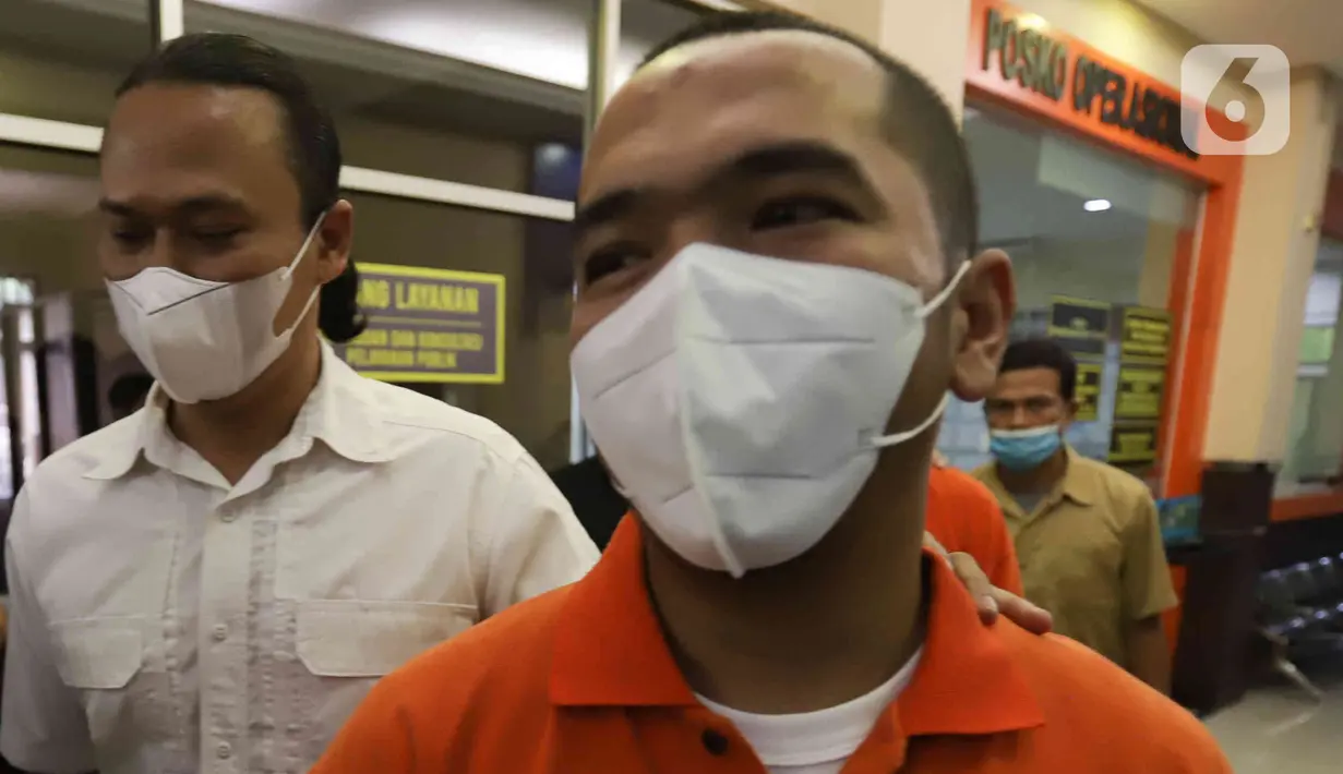 Tersangka pengeroyokan Putra Siregar saat rilis kasus pengeroyokan di Polres Metro Jakarta Selatan, Rabu (13/4/2022). Polres Metro Jakarta Selatan membeberkan kronologi dugaan pengeroyokan yang menyeret Putra Siregar dan Rico Valentino sebagai tersangka. (Liputan6.com/Herman Zakharia)