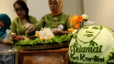 Peserta menyiapkan tumpeng saat mengikuti Lomba Menghias Tumpeng di Museum Nasional, Jakarta, Sabtu (22/4). Acara ini digelar untuk memperingati hari Kartini dan sekaligus merayakan ulang tahun Museum Nasional. (Liputan6.com/Fery Pradolo)