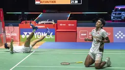 Ganda putra Indonesia Fajar Alfian dan Muhammad Shohibul Fikri merayakan kemenangan atas ganda putra Korea Selatan Kim Won-ho dan Seo Seung-jae usai pertandingan final ganda putra turnamen bulu tangkis Japan Open di Tokyo Gymnasium, Tokyo, pada 19 Juli 2026. (AFP/  Yuichi Yamazaki)