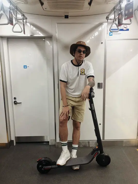 "Jadi pas pulang sekolah gitu ada yang nawarin, dia agency artis atau apa itu gue lupa. Dia nawarin narik gue untuk ke satu iklan minuman. 'Pokoknya lu syuting deh', tapi ternyata di situ gue jadi figuran. Start from zero (terjun di dunia entertainment)," jelas Kevin Julio.(Instagram/kevinjulio1993)