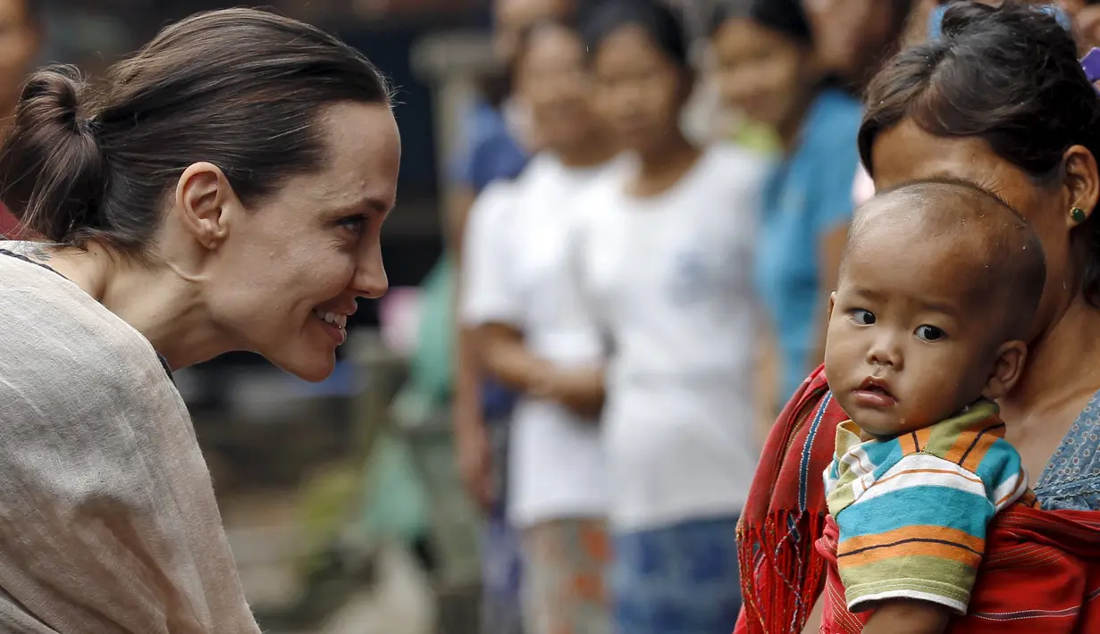 Utusan khusus UNHCR, Angelina Jolie menyapa salah satu pengungsi etnis Kachin saat melakukan kunjungan ke ibukota Myitkyina, Myanmar, Rabu (30/7/2015). (REUTERS/Soe Zeya Tun) 