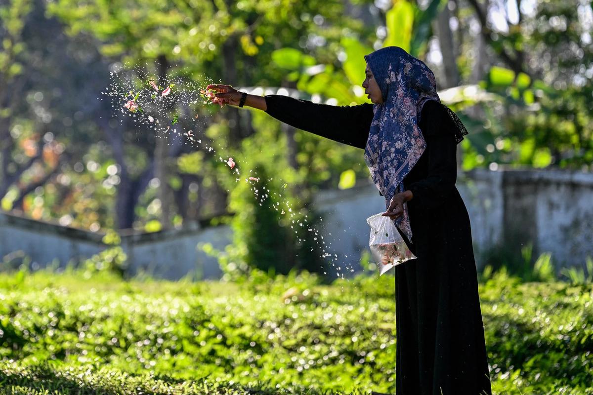 FOTO: Dua Puluh Satu Tahun Tsunami Aceh,  Warga Berziarah ke Kuburan Massal