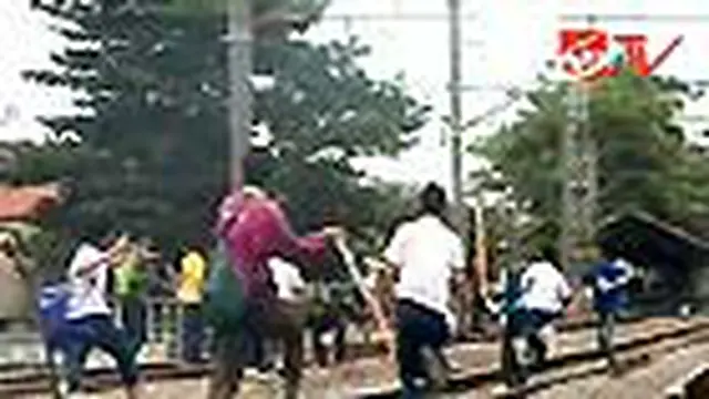 Pelajar Tawuran di Rel Kereta Api Jatinegara