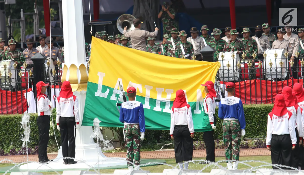 Paskibraka Nasional 2019 mengikuti gladi kotor kedua pengibaran bendera di Istana Negara, Rabu (14/8/2019). Ini menjadi rangkaian proses pembiasaan sekaligus penggemblengan menuju tugas utama pada saat Peringatan Detik-detik Proklamasi, 17 Agustus 2019. (Liputan6.com/Angga Yuniar)