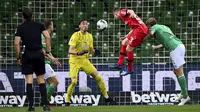 Pemain Bayer Leverkusen, Mitchell Weiser, mencetak gol ke gawang Werder Bremen pada laga Bundesliga di Weserstadion, Bremen, Senin (18/5/2020). Bayer Leverkusen menang 4-1 atas Werder Bremen. (AP/Stuart Franklin)
