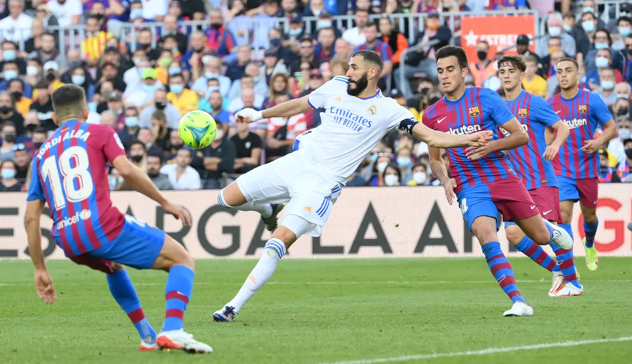Di awal babak kedua, Real Madrid memiliki peluang menambah gol pada menit ke-62. Sepakan Karim Benzema usai memanfaatkan umpan terobosan Luka Modric masih bisa diadang Marc-Andre ter Stegen. (AFP/Lluis Gene)