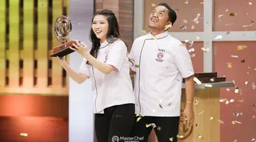 Dikalahkan Belinda, Kiki ungkap jika ia sudah berusaha memberikan yang terbaik. Bahkan Kiki turut bahagia dan bangga atas pencapaian Belinda. Pria asal Medan, Sumatera Utara ini mengakui jika ia memang Belinda luar biasa bisa melaju sampai final dan jadi juara. Berjuang bersama di Galeri MasterChef Indonesia, Belinda dan Kiki tentunya sudah sangat dekat satu sama lainnya. (Liputan6.com/IG/@kiki.mci11)