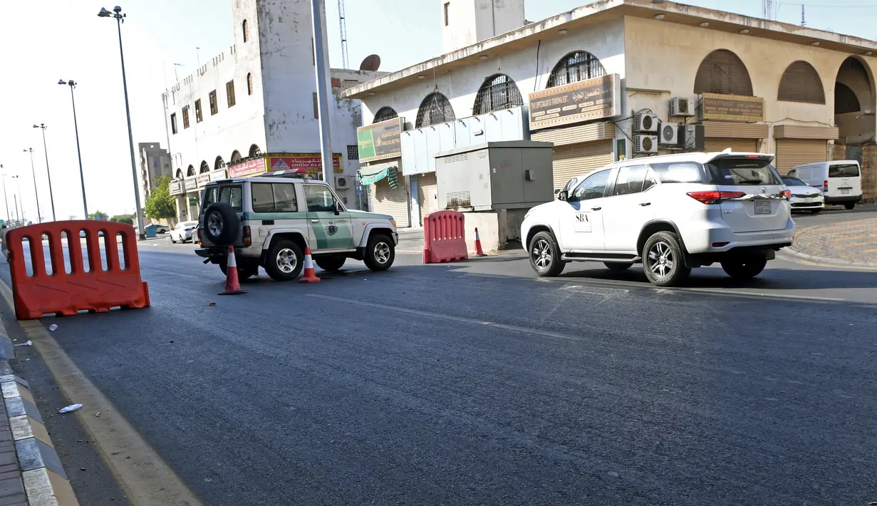 Polisi menutup jalan yang mengarah ke pemakaman non-Muslim di kota Jeddah, Arab Saudi, usai di mana sebuah bom menghantam ketika upacara peringatan Perang Dunia I yang dihadiri oleh para diplomat Eropa pada Rabu (11/11/2020). Tiga orang dilaporkan terluka dalam insiden tersebut. (AFP)