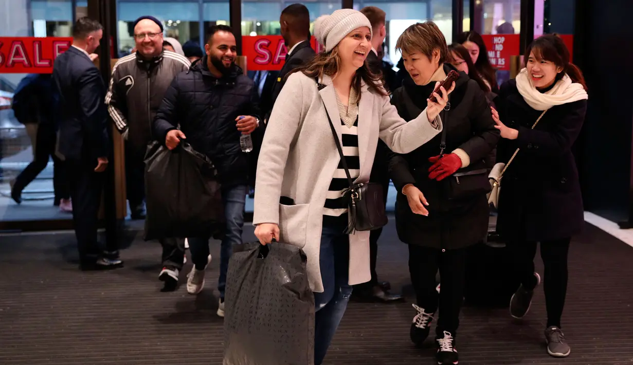 Para calon pembeli memasuki Selfridges untuk berburu barang obral selama Boxing Day di Oxford Street, London, Rabu (26/12). Boxing Day merupakan tradisi hari belanja terbesar tahunan yang dirayakan sehari setelah hari Natal. (Isabel Infantes/PA via AP)