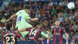 Pemain Barcelona, Eric Garcia, melepaskan tandukan kepala saat melawan Levante pada jornada kedua La Liga 2025/2026 di Estadio Ciudad de Valencia, Minggu (24/8/2025) dini hari WIB. (AP Photo/Alberto Saiz)