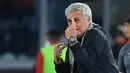 Jose Mourinho. Sempat membawa AS Roma tampil menjanjikan di laga-laga awal, namun performa tim serigala justru menurun drastis di laga-laga terkini. Tidak pernah menang di tiga laga terakhir, bahkan harus kalah telak 1-6 dari Bodo Glimt di UEFA Conference League. (AFP/Vincenzo Pinto)