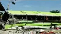 Bus mengalami rem blong saat berada di jalan turunan hingga menabrak sebuah rumah dan terbalik. (Liputan 6 SCTV)