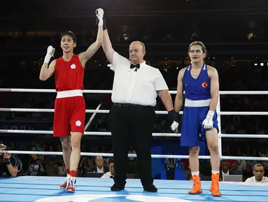 Petinju Taiwan Lin Yu-ting berselebrasi setelah mengalahkan Esra Yildiz Kahraman dari Turki (biru) pada partai semifinal cabang olahraga (cabor) tinju nomor 57 kg putri Olimpiade Paris 2024 di Stadion Roland-Garros, Rabu (7/8/2024). (Peter Cziborra / POOL / AFP)