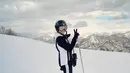 Sudah sejak 28 Desember kemarin, Dian Sastrowardoyo berada di Negeri Sakura. Dalam unggahan Instagramnya ia pertama kali memperlihatkan momen saat berada di Kyoto, Jepang. Menikmati momen liburan akhir tahun, Dian Sastro juga mencoba bermain ski salju bersama suami. (Liputan6.com/IG/@therealdisastr)