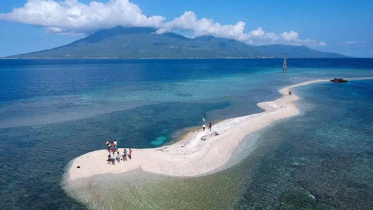 Gunung Kie Matubu di Pulau Tidore, Maluku.