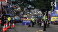 Petugas gabungan melakukan penyekatan di check point penyekatan arus mudik di kawasan Pasar Mudik, Bogor, (7/5/2021). Penyekatan pemudik pada jalur alternatif Parung diberlakukan jelang Lebaran guna mengantisipasi risiko peningkatan kasus COVID-19. (merdeka.com/Arie Basuki)