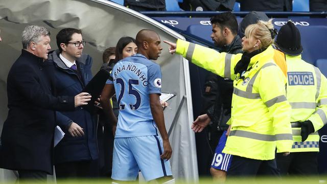 Pemain Manchester City, Fernandinho menerima satu kartu merah saat melawan Chelsea pada laga Premier League (Reuters / Jason Cairnduff)