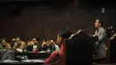 Saksi ahli memaparkan keterangan dalam sidang gugatan terhadap UU Pengampunan Pajak (Tax Amnesty) di Mahkamah Konstitusi, Jakarta, Rabu (28/9). Sidang mendengarkan keterangan dari saksi ahli yang disiapkan oleh pemohon. (Liputan6.com/Faizal Fanani)