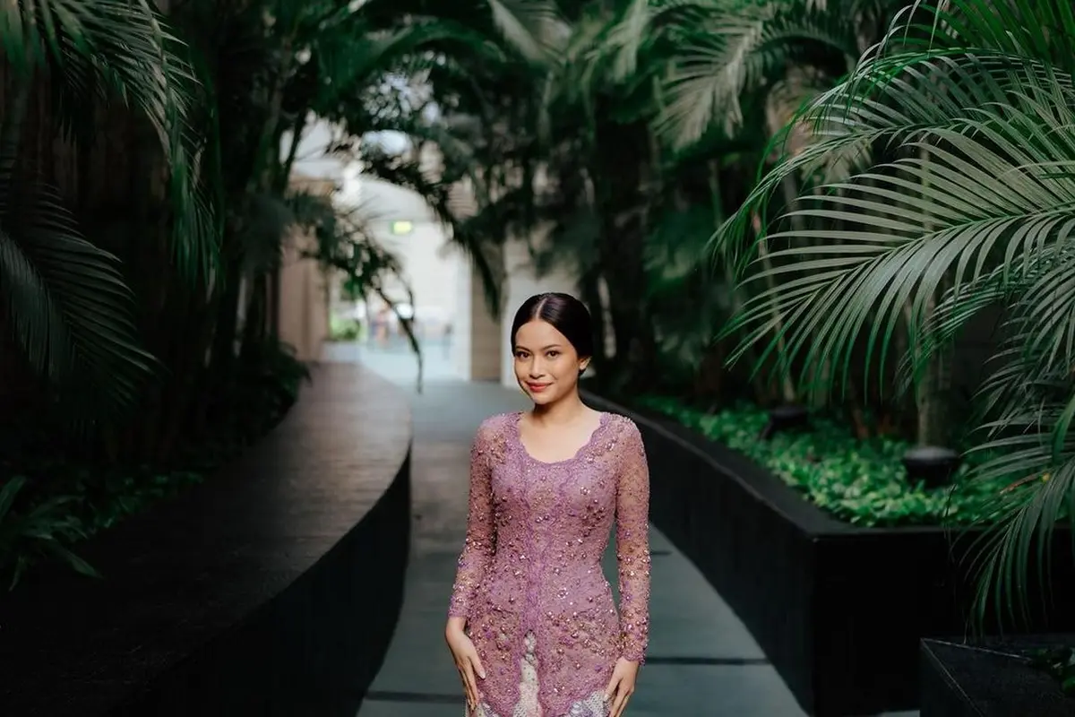 6 Pesona Anggun Hanggini Kenakan Kebaya Dusty Purple saat jadi Bridesmaid Pernikahan Sahabat