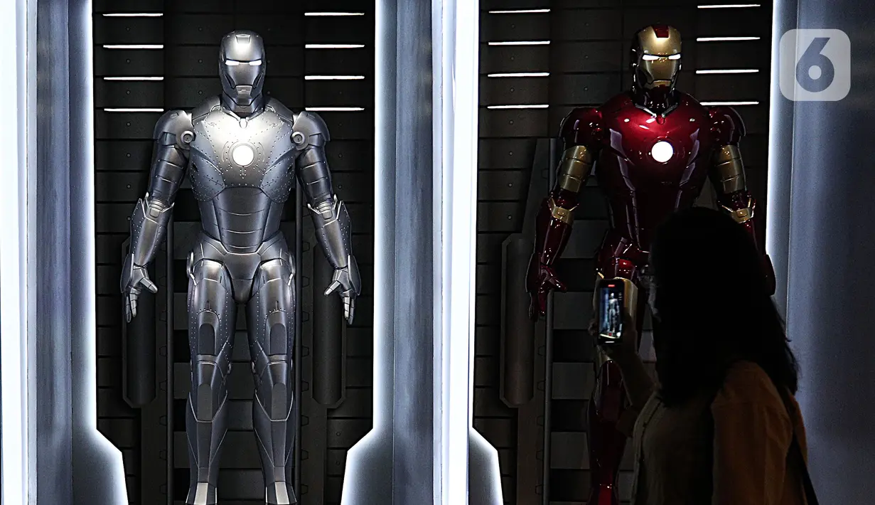 Pegunjung mengambil gambar saat mengunjungi pameran koleksi Marvel Studios yang berlagsung di City Hall PIM 3, Jakarta, Kamis (9/6/2022). Pameran Marvel Studios Exhibition digelar untuk pertama kalinya di Indonesia dan digelar dari 3 Juni hingga 14 September 2022. (Liputan6.com/Johan Tallo)