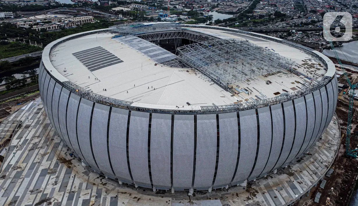 Foto udara Jakarta International Stadium (JIS), Jakarta, Selasa (15/3/2022). Berdasarkan laporan mingguan ke-132, PT Jakarta Propertindo mencatat progres realisasi pembangunan stadion yang diproyeksikan berkapasitas 82.000 penonton itu mencapai 98,60 persen. (Liputan6.com/Herman Zakharia)