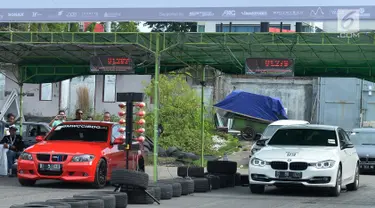 Dua mobil BMW melaju di arena balapan pada Indonesian Bimmerfest 2018 di Semarang, Jawa Tengah, Minggu (18/11). Kegiatan tahunan yang diikuti para penggemar BMW mengusung tema Redefining Culture. (Liputan6.com/HO/Doni)