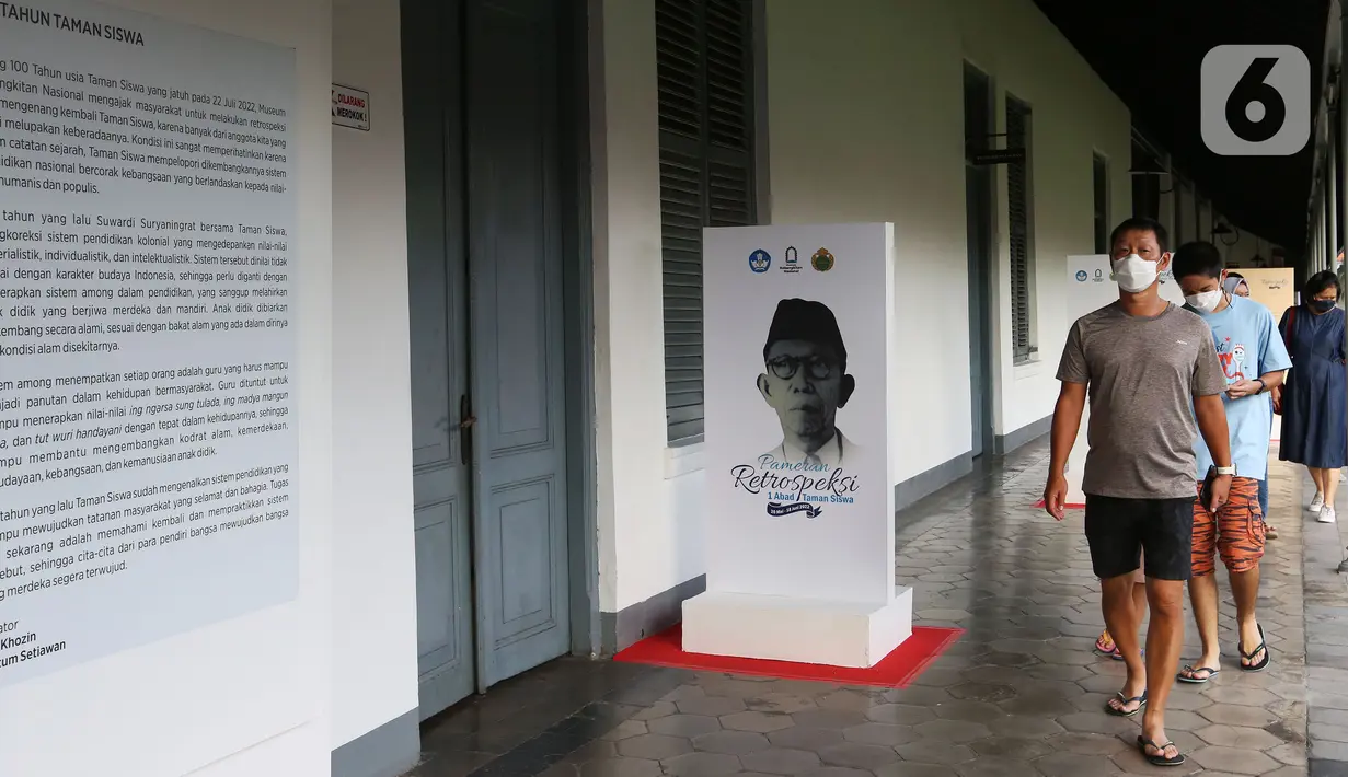 Pengunjung pelajar menyaksikan diorama sejarah pada Pameran Retrospeksi di museum Kebangkitan Nasional di Jakarta, Sabtu (21/5/2022). Pameran Retrospeksi tersebut dalam rangka memperingati hari Kebangkitan Nasional yang berlangsung dari tanggal 20 Mei - 18 Juni 2022. (Liputan6.com/Johan Tallo)