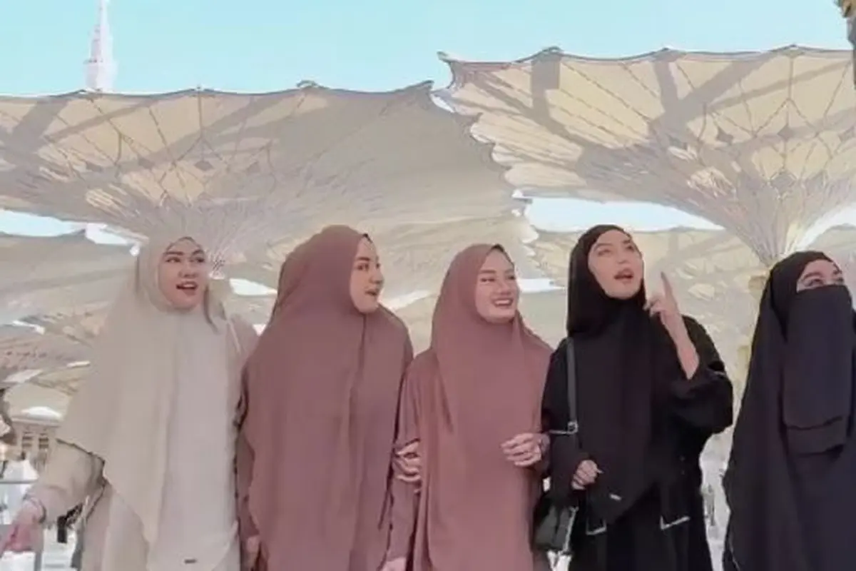 Momen Umrah Dinda Hauw, Dara Arafah, Anisa Rahma (credit: instagram/dindahw)
