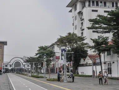 Pejalan kaki melintasi jalur pedestrian yang telah rampung dibangun di kawasan wisata Kota Tua, Jakarta Barat, Senin (22/8/2022). Proyek revitalisasi jalur pedestrian Kota Tua yang diharapkan dapat meningkatkan kenyamanan bagi pejalan kaki dan pengguna sepeda serta mewujudkan kawasan rendah emisi tersebut saat ini telah rampung dikerjakan. Pemprov DKI Jakarta rencananya akan meresmikan jalur pedestrian Kota Tua ini pada akhir Agustus mendatang. (merdeka.com/Iqbal S. Nugroho)