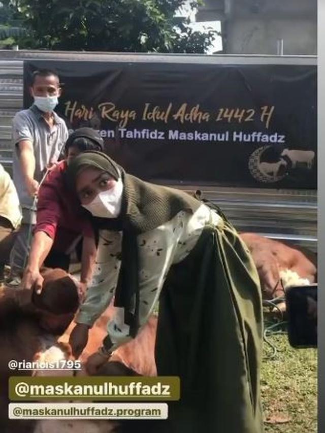 6 Momen Ria Ricis Rayakan Idul Adha, Terjun Langsung Menguliti Sapi Kurbannya