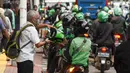 Ojek online menunggu dan menurunkan penumpang di Jakarta, Kamis (20/2/2020). Kementerian Perhubungan sedang menggodok kenaikan tarif ojek online. (Liputan6.com/Angga Yuniar)