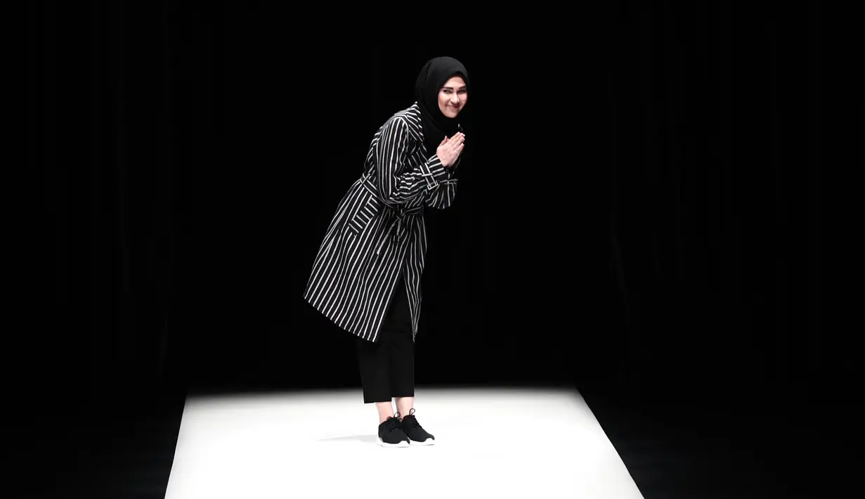 Desainer asal Indonesia Rani Hatta menyapa pengunjung saat acara Tokyo Fashion Week di Tokyo, Jepang, Rabu (22/3). (AFP Photo / Behrouz Mehri)
