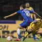 Pemain Barito Putera, Rizky Pora, dijatuhkan pemain Persib, Jajang Sukmara, pada laga TSC 2016 di Stadion Pakansari, Bogor, Jawa Barat, Sabtu (13/8/2016). Persib menang 2-0 atas Barito Putera. (Bola.com/Vitalis Yogi Trisna)