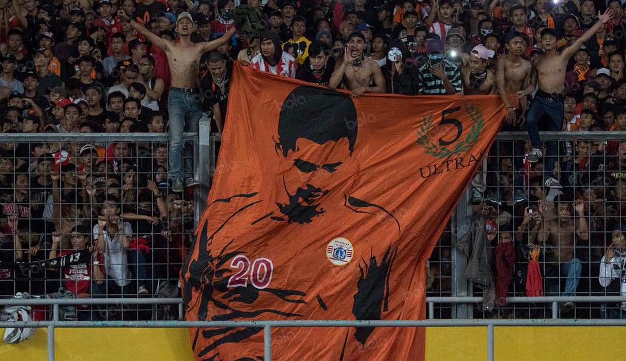 Pada penghujung laga spanduk ulang tahun untuk Bepe diiringi nyanyian terus menggema di SUGBK. Persembahan istimewa bagi legenda hidup Indonesia untuk Persija di hari jadinya. (Bola.com/Vitalis Yogi Trisna)