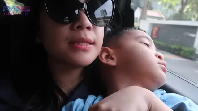 Nagita Slavina mengungsi ke Singapura