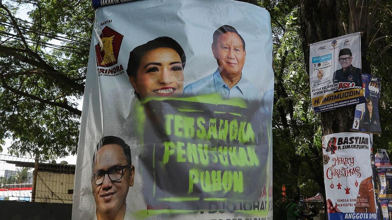 FOTO: Viral Poster-Poster Caleg Dilabeli 'Tersangka Penusukan Pohon', Ini Penampakannya