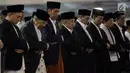 Presiden Jokowi (ketiga kiri) bersama Wapres Jusuf Kalla melaksanakan Salat Idul Fitri di Masjid Istiqlal, Jakarta, Minggu (25/6). Pemerintah menetapkan 1Syawal 1438 H pada Minggu (25/6) setelah menunaikan 29 hari ibadah puasa. (Liputan6.com/Johan Tallo)