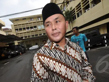 Sugianto Sabran, pelapor kasus kesaksian palsu yang membelit Bambang Widjojanto, mendatangi Gedung Bareskrim Mabes Polri, Jakarta, Jumat (23/1/2015). (Liputan6.com/Miftahul Hayat)