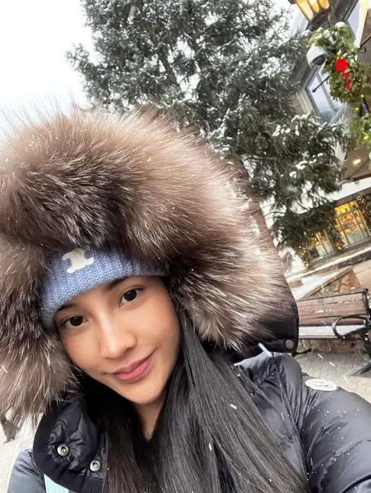 Mengenakan faux fur hooded puffer jacket, gaya Anya makin stylish dengan beanie warna biru muda. @anyageraldine.