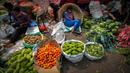 Penjual sayuran beristirahat di sebuah pasar grosir sayuran di Guwahati, India, Rabu (1/2/2023). Pemerintah Perdana Menteri India Narendra Modi berencana meningkatkan belanja modal sebesar 33% menjadi $122 miliar dalam anggaran tahunan yang diajukan ke Parlemen untuk memacu pertumbuhan ekonomi dan menciptakan lapangan kerja menjelang pemilihan umum tahun depan. (AP Photo/Anupam Nath)