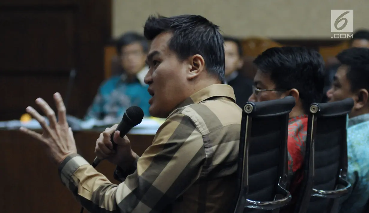 Terpidana korupsi e-KTP, Andi Agustinus alias Andi Narogong saat menjadi saksi pada sidang lanjutan dugaan korupsi pengadaan E-KTP dengan terdakwa Anang S Sudihardjo di Pengadlian Tipikor, Jakarta, Kamis (12/4). (Liputan6.com/Helmi Fithriansyah)