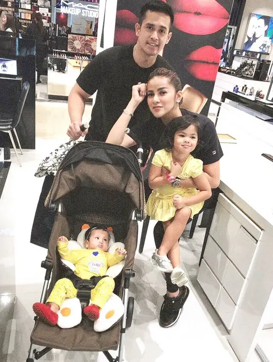 Sebagai public figure, meski telah memiliki suami dan tiga orang anak, Olla Ramlan tetap merawat tubuhnya dari ujung kaki sampai ujung rambutnya. (instagram/ollaramlanaufar)