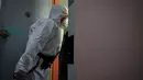 Seorang penjaga yang mengenakan alat pelindung diri (APD) berbicara dengan narapidana yang dikurung di selnya sebagai bagian dari langkah-langkah untuk mengekang penyebaran Covid-19 di pusat-pusat penahanan, di penjara Villepinte, dekat Paris, pada 6 Januari 2022. (ALAIN JOCARD/POOL/AFP)