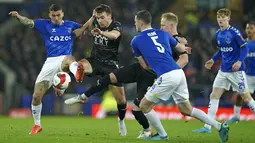 Pemain Everton Allan (kiri) berebut bola dengan pemain Boreham Wood, Josh Rees (kedua kiri) pada putaran kelima Piala FA Inggris di Goodison Park di Liverpool, Inggris, Jumat (4/3/2022). Kemenangan ini mengantar Everton lolos ke perempat final Piala FA. (AP Photo/Jon Super)